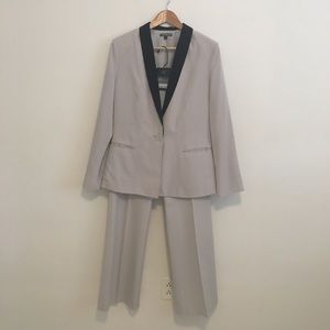 Women’s pant suit sz 6/8